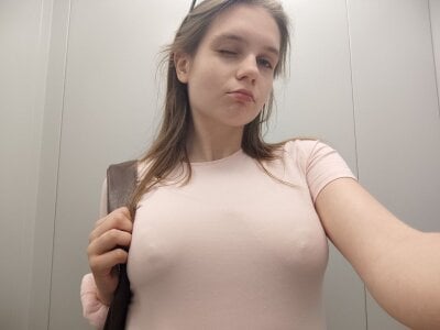 AliceMirise Public Pic 4