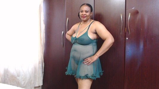 SEXYBUSTYEBONYXX sexxyl টি ছবি