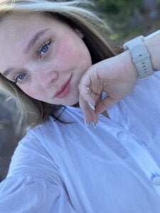 SofiaAdamsNear the bay照片
