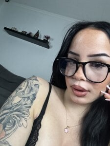 LadyyinRed Public Pic 6