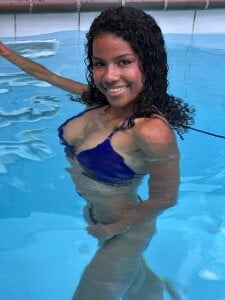 catiusca_reyes_03 Enjoying the water. Foto 2