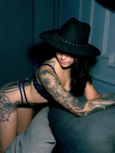 VenusClaire_ I have ink on my skin and fire in my eyes. Immagine  3