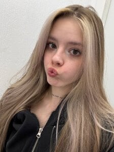 TiffinyMergist Glam Selfie Foto