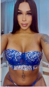 tinaqueen_noa One of my favorite colors 💎 Foto