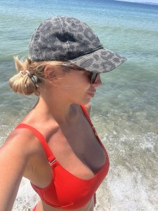 Ariana_Weinn Public Pic 6