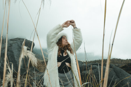 AllisonAdams_ Paths that tell stories. 🌍🏔️🫦🌠 Foto 3