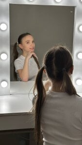 ur student girl de Adria_Arjona  2 photos