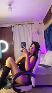 AggathaSanders_ Public Pic 4