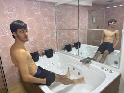 Emir_Ozan_ Jacuzzi Time Foto 7