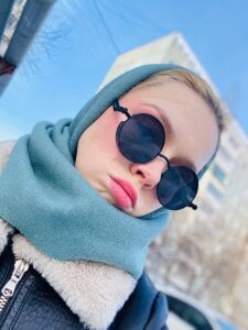 GlitchyDollyOn a walk图片 3