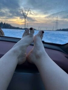 cuteeyesbaby Me legs and feet Pic