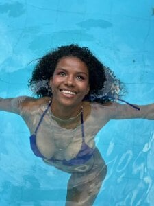 catiusca_reyes_03: Enjoying the water. ( 5 фото)