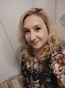 BlondeAmalia Public Pic 3