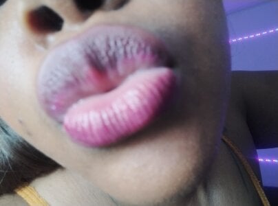 yselahot kisss my guys Pic 3