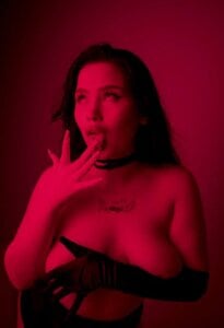 MaryAriel this lingerie is see through 🤭 Pic