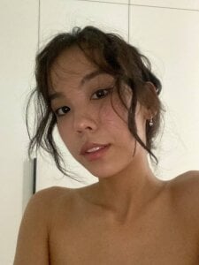 FreedaKulow playful look Pic 3