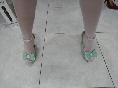 Alinafoxx1 love my pantyhose and legs , heels Pic 2