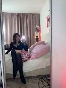 Eva_Sonic posing against mirror Pic 3