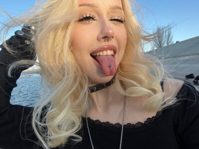 goth__tv sunny Immagine  4