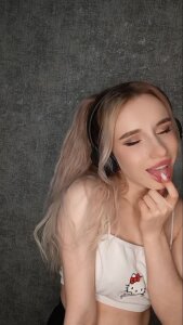 YourLovely_Mia Public Pic 4