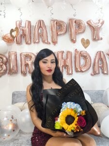 SophieBaker__のToday, it's not the years that count, but the smiles! Happy birthday to me! 🥰🎂🎁の 2枚の写真