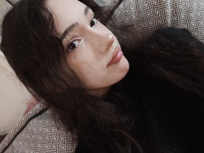 GenevaArton Spectacular lips Pic 5