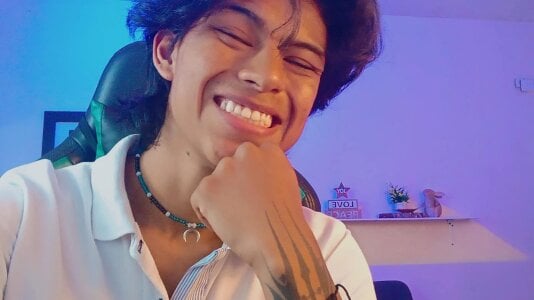 dreyk20のPeople have been complimenting your smile and my hair a lot lately. Do you like it? Thank you very mの 3枚の写真