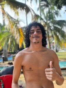 Straight_with_curls Pool 🔫 Pic 3