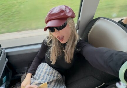 SourMidday Mini photo shoot of my business outfit slika 4