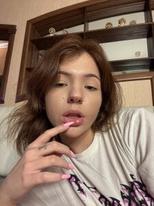 Why does my finger always end up in my mouth? od kxomorebi  snímek