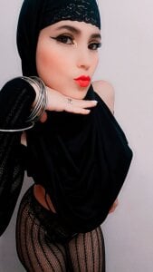 your body would be more comfortable than my bed 😋 de jamila_zair  Imagens