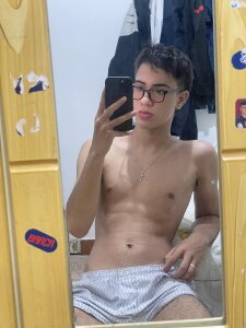 IsaacHot_1 Public Pic 5