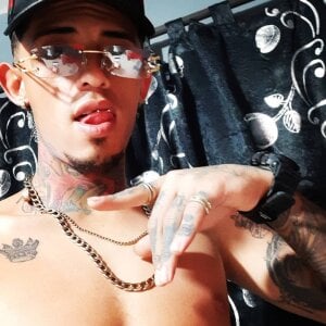 Aronjusting Public Pic