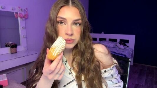 MachelleSpader Eating a sweet cclair Hình 3