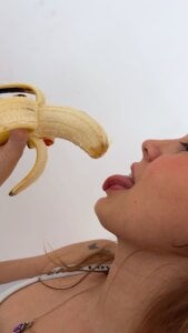 AngelaaCute_ Can you love the bananas?🍌🔥 Foto  2