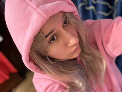 MaryBennetts Pussi opens up like a flower under someone else's gaze slika 3