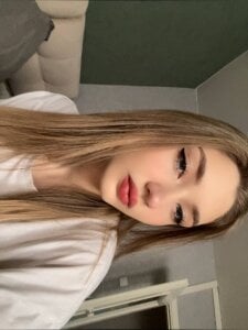 AveryBerksonのlying lazily at homeの 2枚の写真