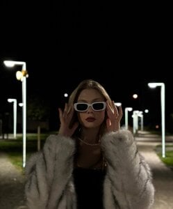 JuneHarter Public Bilde