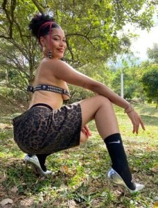 baddie_delayla Trying to find a good, thick log🙈😋 사진 2