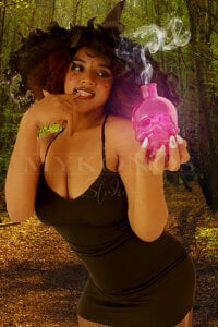 SofyTaylori Between witches, ghosts and spells...get ready for a night of screams and moans🪄 Pic 3