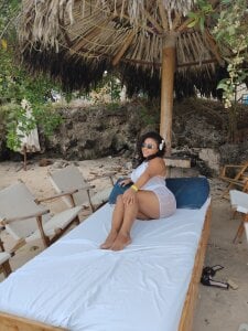 lucia_sweet08 Beach Pic 5