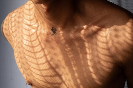 Heliero Multiple shadows touching and feeling my body I 圖片 5