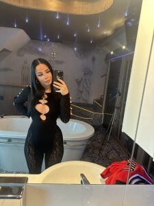 LadyyinRed Public Pic 4