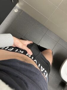 Hornyboy29cum Public Foto 2