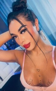 tinaqueen_noa Don't just stare... write to me.👀 Foto 2