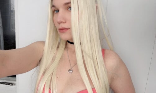 Shiny_Victoria Victoria in pink bra Gambar