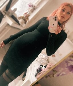 Naya-hot Public Pic 3