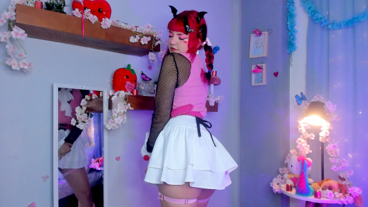 Tiny__Emmy_のCute Draculaura cosplay🦇の 2枚の写真