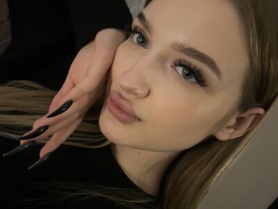 SolLocy relaxing in home 圖片