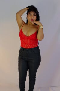 evelynjohnsoon Dangerous Curves & Red Lace 🍒🌹  6টি ছবি